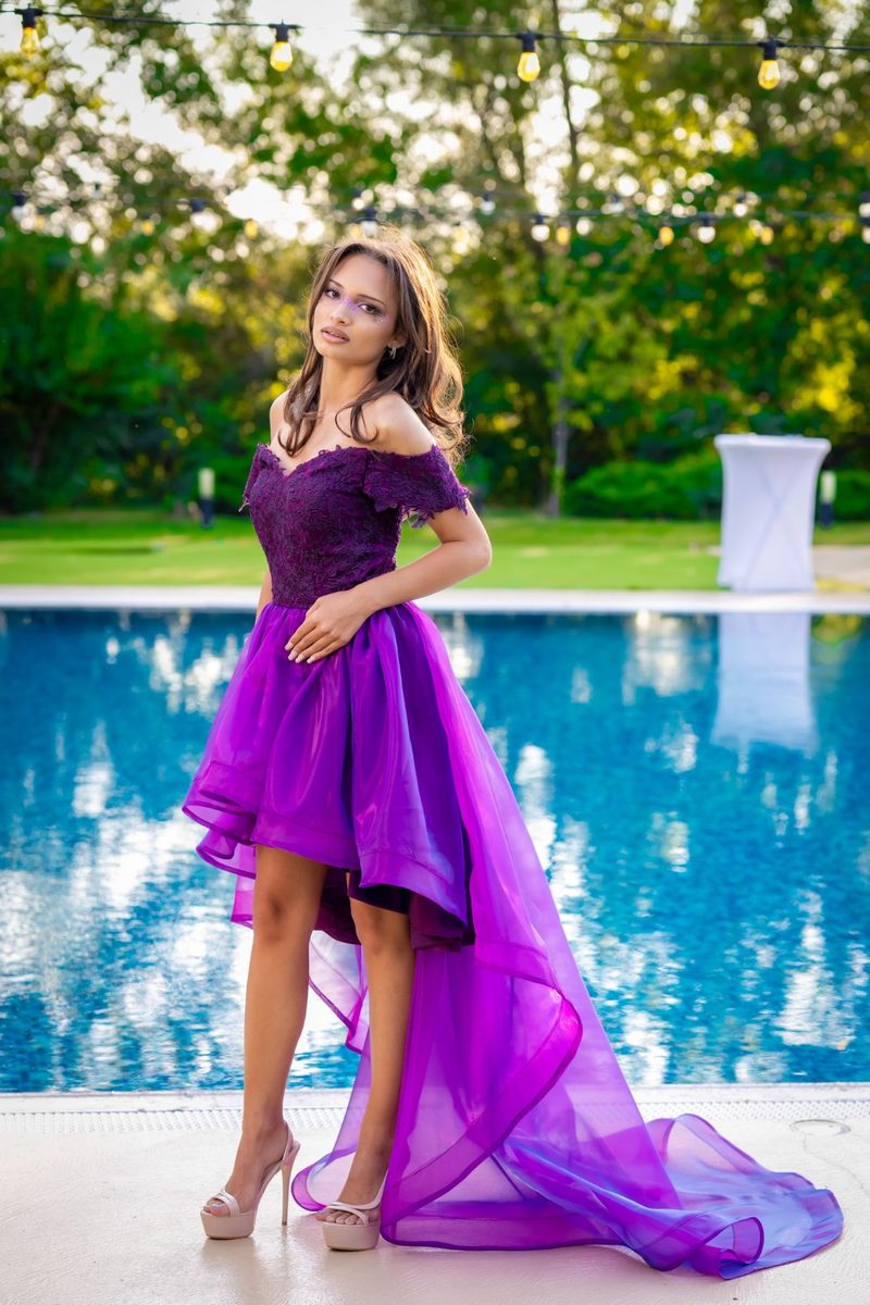 Rochie de seară, lângă piscină — Majorat